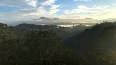 Yeşil doğa dağlar görünümü / dağ tepe güzel sabah 