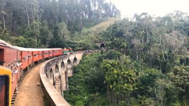 Tren köprüsünden Arch / AMAZING acient kemer köprü ve ormanlarda Sri Lanka trenden görünümü