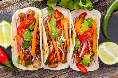Et ve sebze ile üç Meksikalı Taco. Tacos al papazı üzerinde