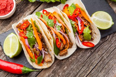 Et ve sebze ile üç Meksikalı Taco. Tacos al papazı üzerinde