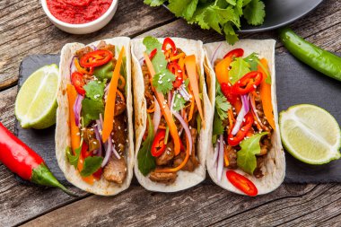 Et ve sebze ile üç Meksikalı Taco. Tacos al papazı üzerinde