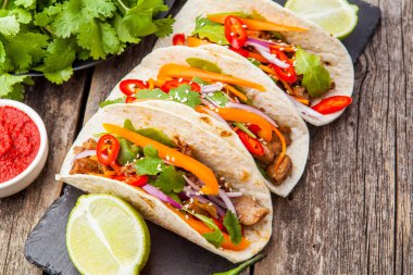 Et ve sebze ile üç Meksikalı Taco. Tacos al papazı üzerinde