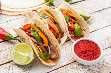 Et ve sebze ile Meksika Taco. Tacos al papazı woode üzerinde