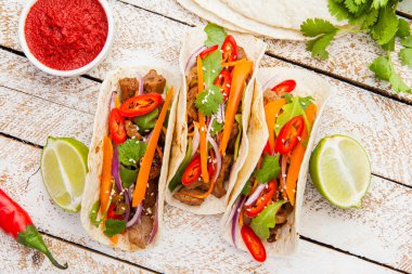 Et ve sebze ile Meksika Taco. Tacos al papazı woode üzerinde