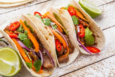 Et ve sebze ile Meksika Taco. Tacos al papazı woode üzerinde