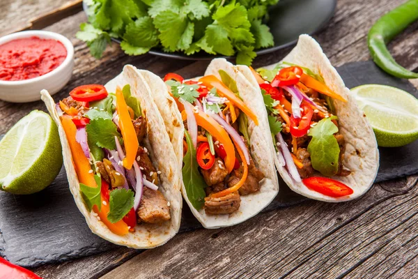 Et ve sebze ile üç Meksikalı Taco. Tacos al papazı üzerinde