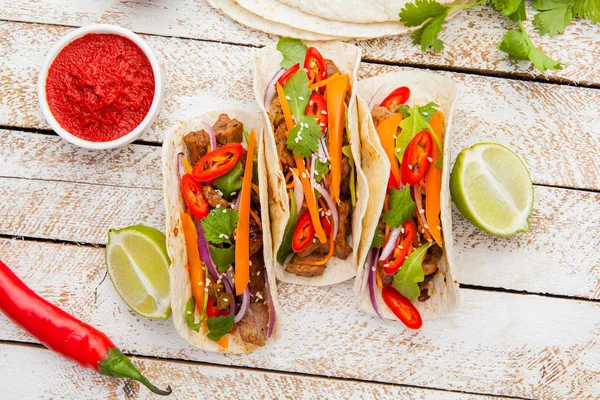 Tacos mexicanos con carne y verduras. Tacos al pastor en woode — Foto de Stock