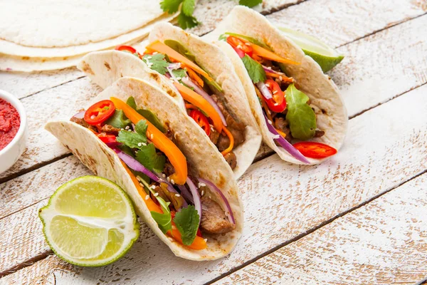 Et ve sebze ile Meksika Taco. Tacos al papazı woode üzerinde