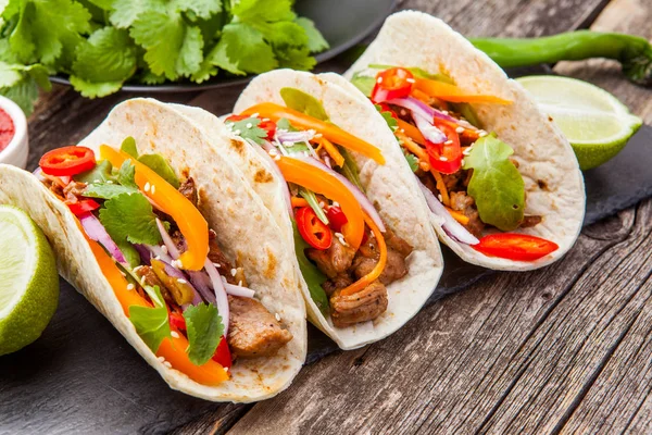 Et ve sebze ile üç Meksikalı Taco. Tacos al papazı üzerinde