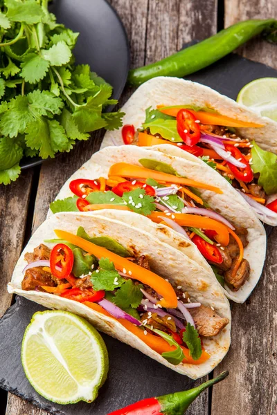 Et ve sebze ile üç Meksikalı Taco. Tacos al papazı üzerinde