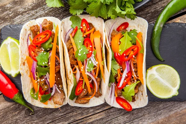 Et ve sebze ile üç Meksikalı Taco. Tacos al papazı üzerinde