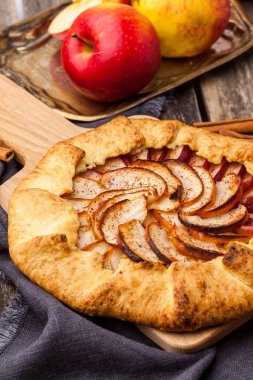 Pişmiş Galette'ye veya açık pasta elmalı masada