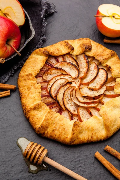 Pişmiş Galette'ye veya açık pasta elmalı masada
