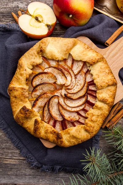 Pişmiş Galette'ye veya açık pasta elmalı masada
