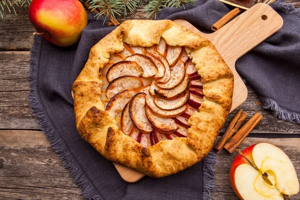 Pişmiş Galette'ye veya açık pasta elmalı masada