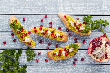 Avokado ve nar gri tablo tost