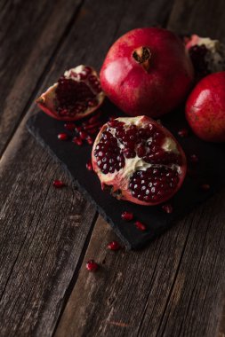 Nar meyve karanlık tahtada yatıyor.