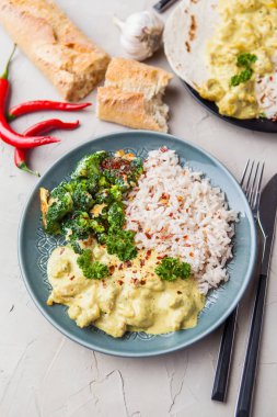 El yapımı tavuk tikka masala basmati pirinç ve brocco ile köri