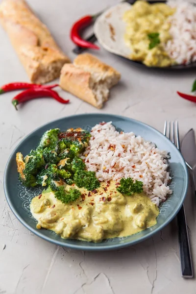 El yapımı tavuk tikka masala basmati pirinç ve brocco ile köri