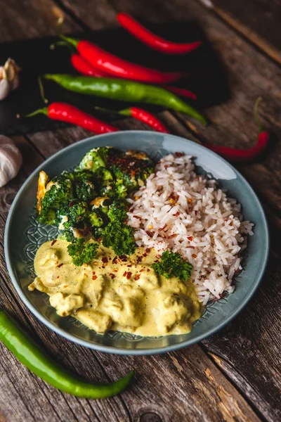 El yapımı tavuk tikka masala basmati pirinç ve brocco ile köri