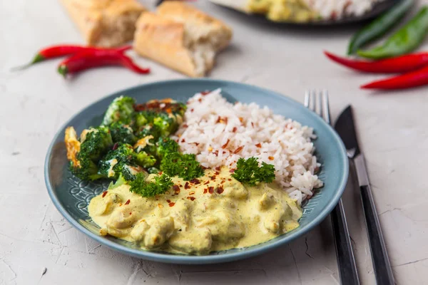 El yapımı tavuk tikka masala basmati pirinç ve brocco ile köri