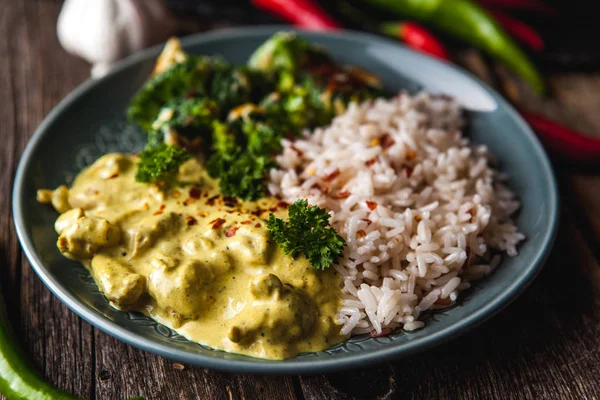 El yapımı tavuk tikka masala basmati pirinç ve brocco ile köri