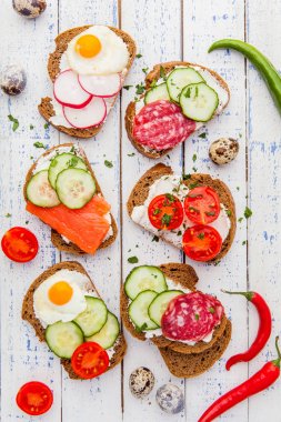 Ev yapımı bruschetta. Mini sandviç. Geleneksel İspanyolca tapas 