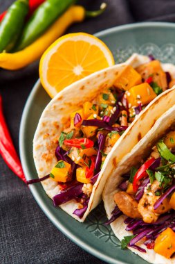Meksika domuz tacos sebze ve kabak. Taco karanlık pl