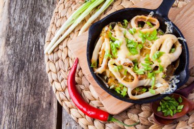 Patates kızartma tavada ile ızgara mürekkep.