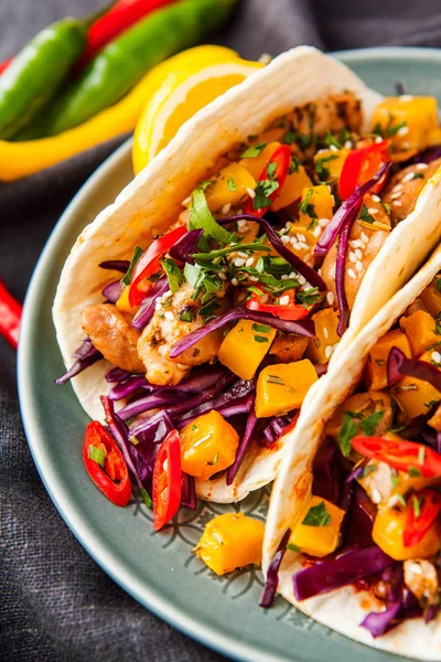 Tacos mexicanos de cerdo con verduras y calabaza. Tacos en pl oscuro — Foto de Stock