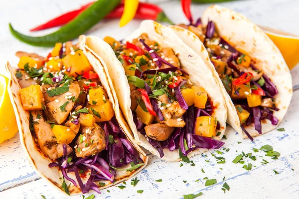 Tacos mexicanos de cerdo con verduras y calabaza. Tacos en madera — Foto de Stock