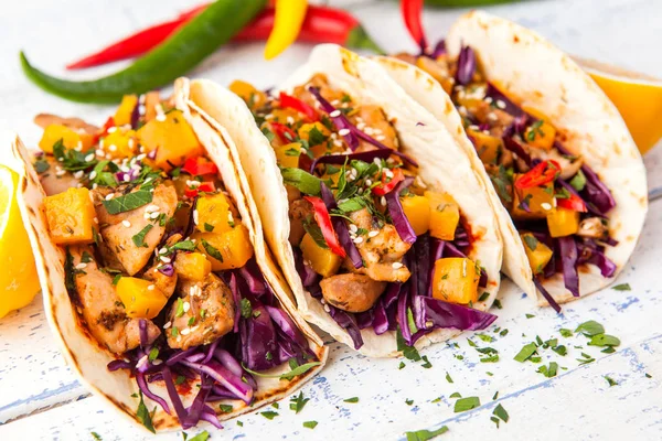 Meksika domuz tacos sebze ve kabak. Taco üzerinde ahşap 