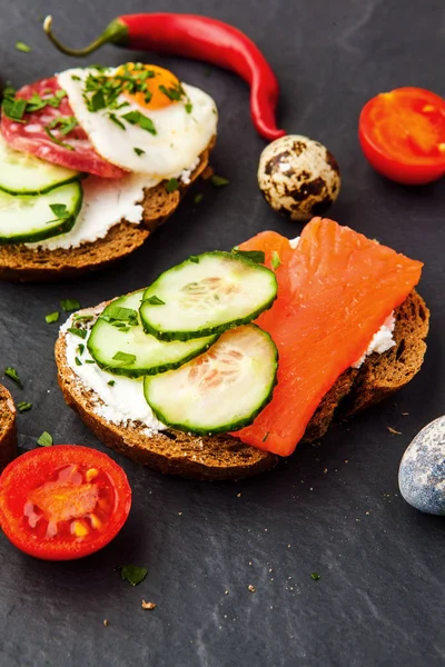 Ev yapımı bruschetta. Mini sandviç. Geleneksel İspanyolca tapas 