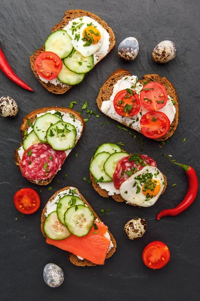 Ev yapımı bruschetta. Mini sandviç. Geleneksel İspanyolca tapas 
