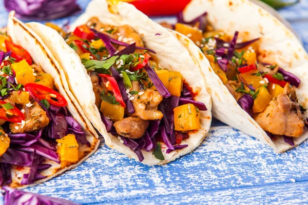 Tacos mexicanos de cerdo con verduras y calabaza. Tacos en madera — Foto de Stock