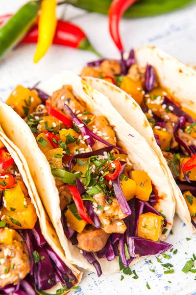 Tacos mexicanos de cerdo con verduras y calabaza. Tacos en madera — Foto de Stock