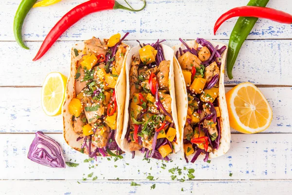 Tacos mexicanos de cerdo con verduras y calabaza. Tacos en madera — Foto de Stock