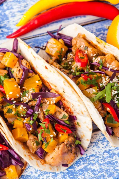 Tacos mexicanos de cerdo con verduras y calabaza. Tacos en madera — Foto de Stock