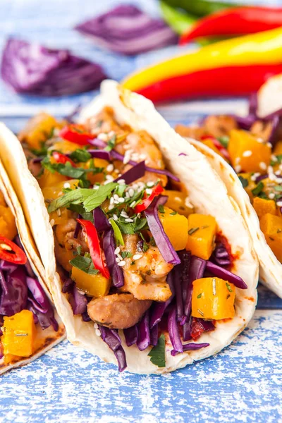 Tacos mexicanos de cerdo con verduras y calabaza. Tacos en madera — Foto de Stock