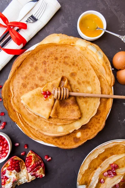 Ev yapımı krep bal ve malzemeler üzerinde rustik arka plan ile. Maslenitsa