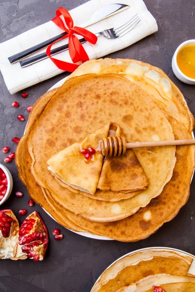 Ev yapımı krep bal ve malzemeler üzerinde rustik arka plan ile. Maslenitsa