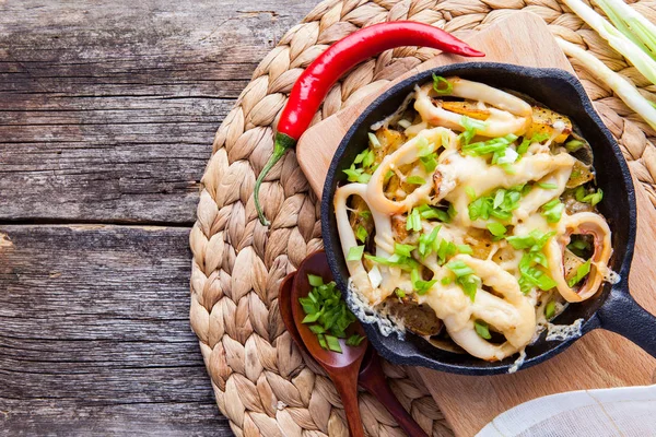 Patates kızartma tavada ile ızgara mürekkep.