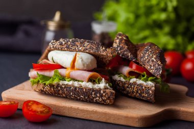 Sandviç salam ve haşlanmış yumurta ahşap boarde. Sağlıklı snac