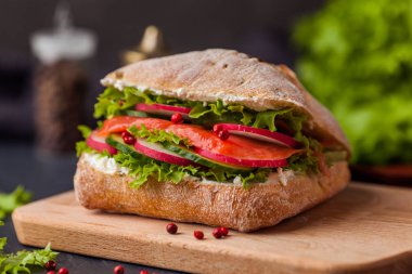 Ciabatta sandviç somon, sebze ve taze salata ile woo