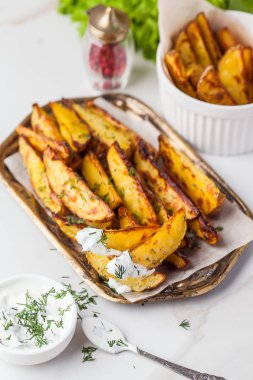 Lezzetli kızarmış patates maydanoz ile süslenmiş. Fırında patates 