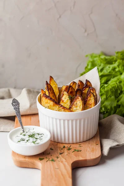 Lezzetli kızarmış patates maydanoz ile süslenmiş. Fırında patates 