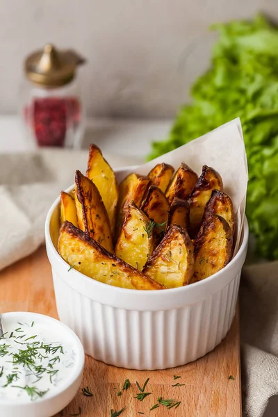 Lezzetli kızarmış patates maydanoz ile süslenmiş. Fırında patates 