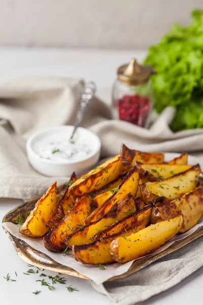 Lezzetli kızarmış patates maydanoz ile süslenmiş. Fırında patates 