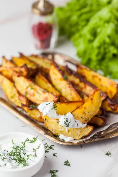 Lezzetli kızarmış patates maydanoz ile süslenmiş. Fırında patates 