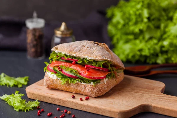 Sanduíche de ciabatta com salmão, legumes e salada fresca no woo — Fotografia de Stock